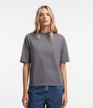 Blusa Em Meia Malha Com Golinha Alta E Manga Curta Cinza