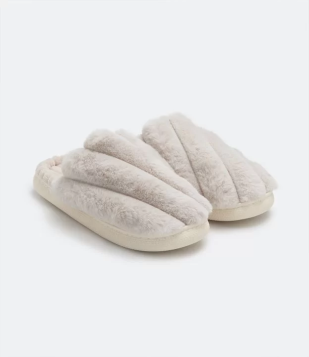 Pantufa Fechada Apeluciada Com Textura Bege