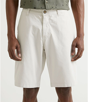 Bermuda Reta Básica Em Sarja Com Bolsos Bege Claro