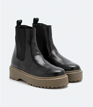 Bota Chelsea em Couro Tratorada com Recortes Preto