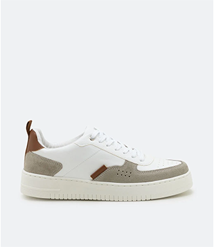 Tênis Street Cano Baixo com Recortes Contrastantes Marrom