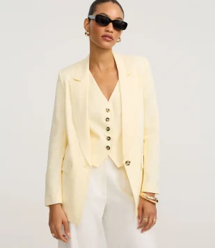 Blazer em Viscolinho com Lapelas e Botão Único Amarelo Pastel