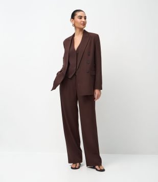 Calça Wide Leg Alfaiatada com Cinto em PU Marrom