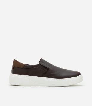 Tênis Slip On em Couro com Recortes Marrom Escuro