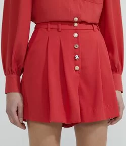 Short em Crepe com Pregas Bolsos e Botões Diferenciados