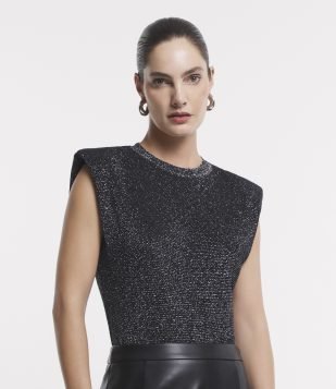 Blusa Muscle Tee em Viscose com Ombreiras e Fio Metálico Preto