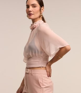 Blusa em Chiffon com Floral 3D na Gola e Camadas na Barra Rosa Claro