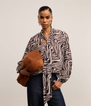 Blusa em Chiffon com Gola Laço e Estampa Zebra Preto e Off White