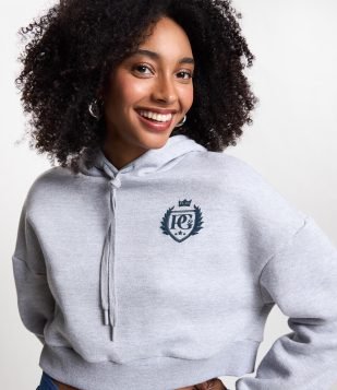 Blusão Cropped em Moletom com Capuz e Estampa La Maison Cinza