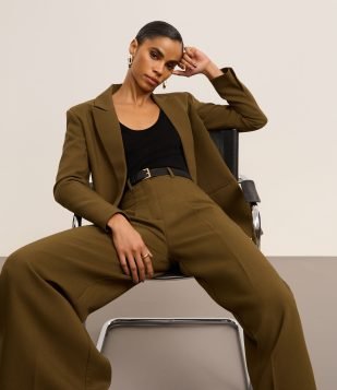 Calça Wide Leg em Alfaiataria com Pregas e Cinto Verde