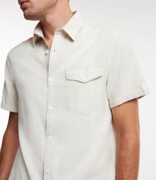 Camisa Comfort em Linho com Bolso e Dobra na Manga Off White
