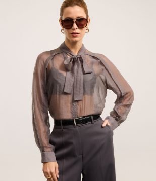 Camisa Texturizada em Voal com Gola Laço Cinza