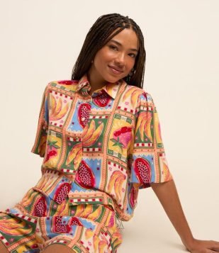 Camisa em Viscose com Pregas e Estampa de Frutas Multicores