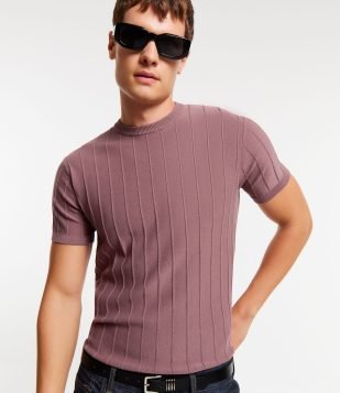 Camiseta Slim em Viscose com Textura de Listras e Manga Curta Vermelho