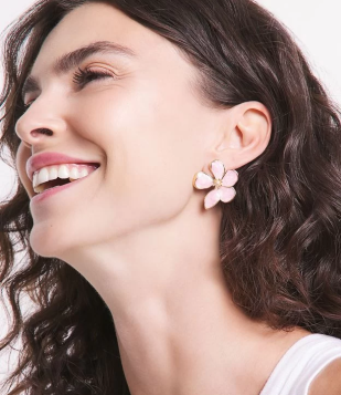 Brinco Botão Em Metal Com Pétalas Arredondadas Rosa