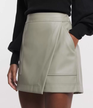 Short Saia Em Material Sintético Com Bolsos E Recortes Verde Acinzentado