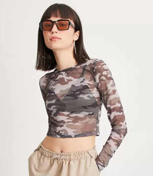 Blusa Cropped Em Tule Com Manga Longa E Estampa Camuflada Verde
