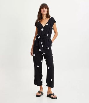 Macacão Transpassado Em Viscolinho Poá Com Faixa Na Cintura Preto