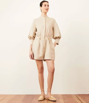 Macaquinho Curto Em Viscolinho Com Botões Dourados Bege