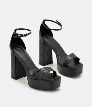 Sandália Meia Pata Com Textura Croco E Amarração Por Fivela Preto