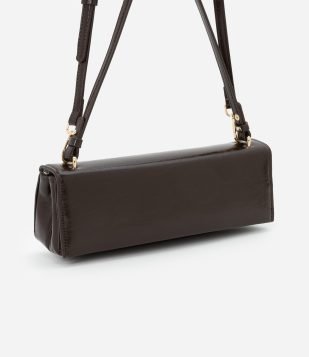 Bolsa Baguete Fina Pequena com Tampa e Alça Longa Marrom