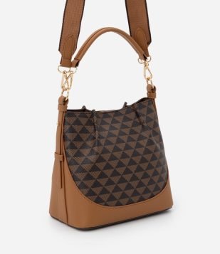 Bolsa Bucket Pequena com Alças Duplas e Estampa de Triângulos Marrom