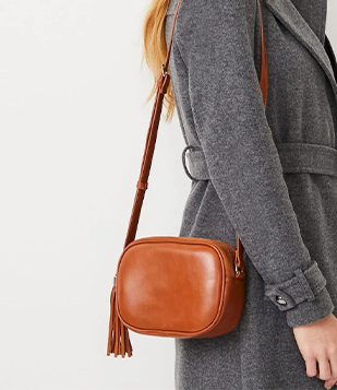 Bolsa Camera Bag Texturizada com Tássel Marrom