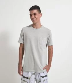 Camiseta Regular Fit Lavada com Bolso 