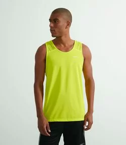 Regata Esportiva com Estampa Localizada e Recorte Respirável