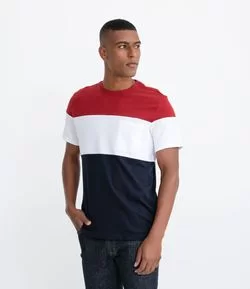 Camiseta Manga Curta com Recortes em Blocos de Cor e Textura