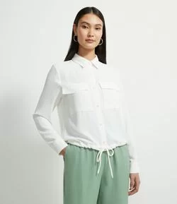 Camisa Manga Longa com Bolsos Frontais e Botões de Pérola
