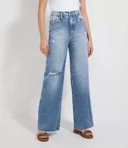 Calça Pantalona Jeans com Puídos e Rebites Rose