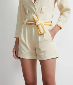Short em Sarja com Barra Dobrada e Cinto