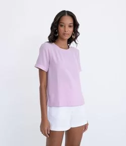 Blusa Manga Curta com Abertura nas Costas e Detalhes Pespontados