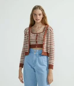 Casaco Curto em Tricô Xadrez Fechamento Frontal com Botões