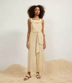 Macacão sem Manga em Viscolinho com Pregas no Busto e na Alça