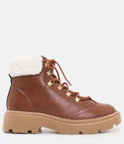Bota Hiking com Detalhe de Sherpa