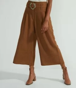 Calça Pantacourt Ampla com Fivela em Formato Orgânico