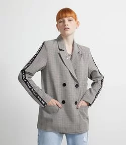 Blazer Alongado Alfaiataria Estampa Xadrez com Faixa Personalizada e Bordado Pernalonga