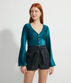 Blusa Curta em Veludo com Mangas Bufantes e Abotoamento Frontal