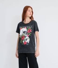 Camiseta Manga Curta em  Algodão Peruano Estampa de Caveiras e Flores com escrita Eternity