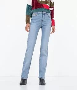 Calça Jeans Reta com Aplicação de Material Sintético