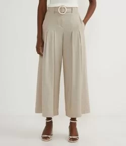 Calça Pantalona em Viscolinho com Pregas e Cinto Fivela
