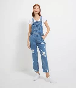 Jardineira Jeans com Puídos e Bolso Frontal