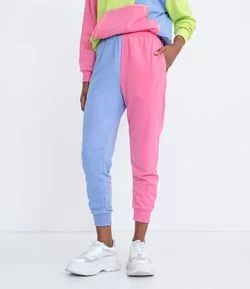 Calça Jogger em Moletom Bloco de Cor Meio a Meio com Bolsos