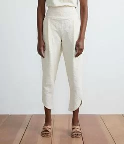 Calça Cenoura em Jacquard com Textura Floral