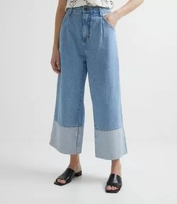 Calça Wide Leg Jeans com Barra Dobrada e Detalhe de Prega Frontal