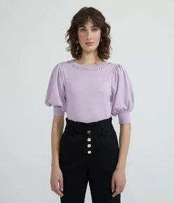 Blusa em Tricô com Manga Curta Bufante e Aplicação de Pérolas na Gola