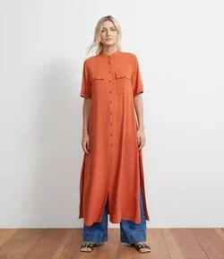 Camisa Alongada Chemise em Viscose com Mangas Curtas e Bolsos Frontais