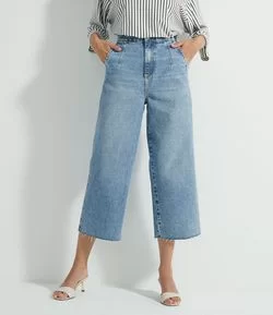 Calça Pantacourt em Jeans com Bolso Faca e Pences